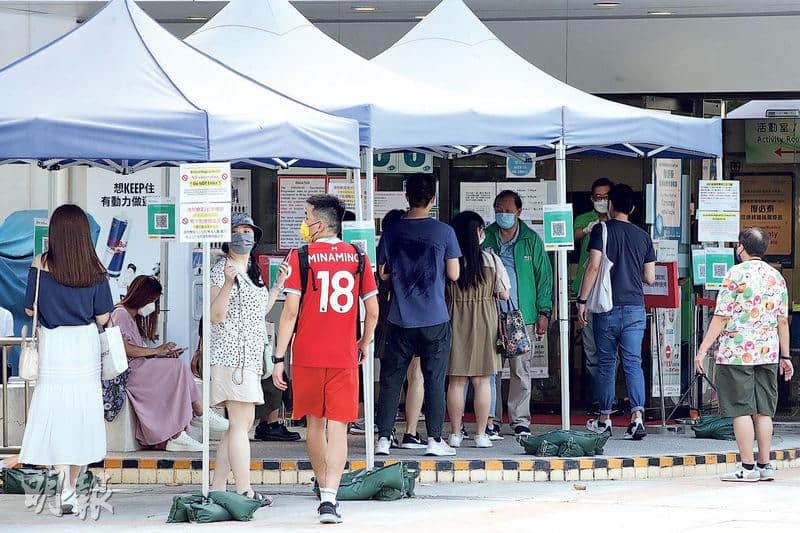 第三階段「疫苗通行證」周二（31日）起實施，市民須打齊三針才可堂食。昨午於界限街疫苗接種中心，有市民排隊打針。（曾憲宗攝）