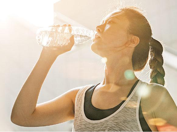 飲水有策略 清水、牛奶、電解質飲品哪款補水最好？自製調味水 代糖增心臟病、糖尿風險？