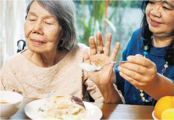 【紓緩治療】插鼻胃管或舒適餵食?面對吞嚥障礙、晚期病人不願進食...怎辦？